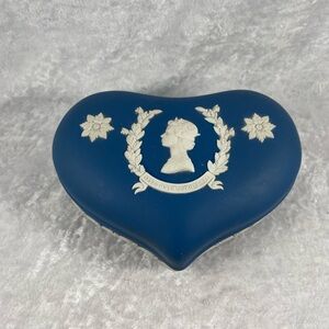 Wedgwood Jasperware Heart Shapes Box Queen Elizabeth II Silver Jubilee